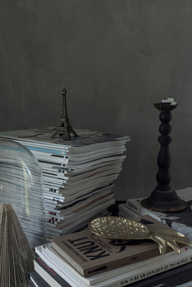 Kalkfärgsmålad vägg i grått