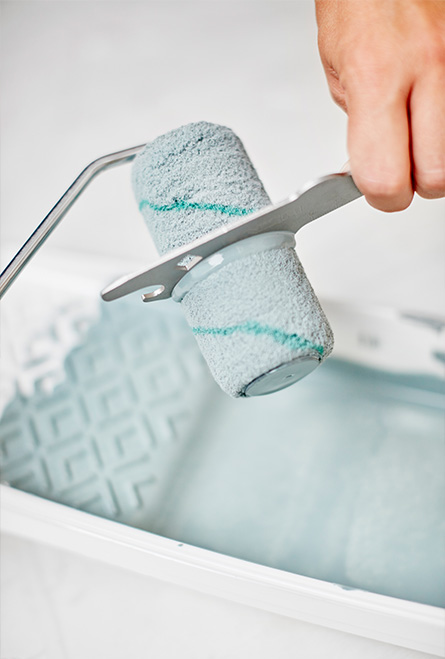 Rollerskrapa för att skrapa ur färg från rollern