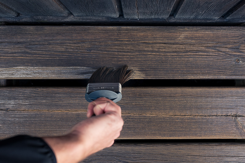 Parvekkeen öljyäminen harjalla