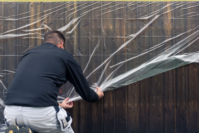 Suojaa kansi muovikalvolla ennen kannen öljyämistä.