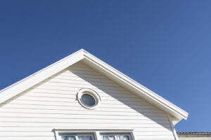 Tvättat, skrapad och målad fasad