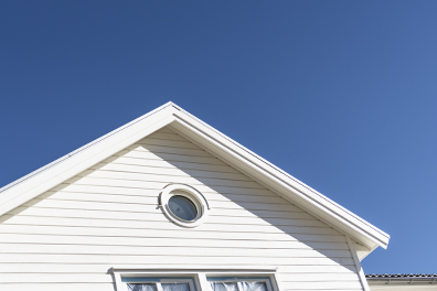 Tvättat, skrapad och målad fasad