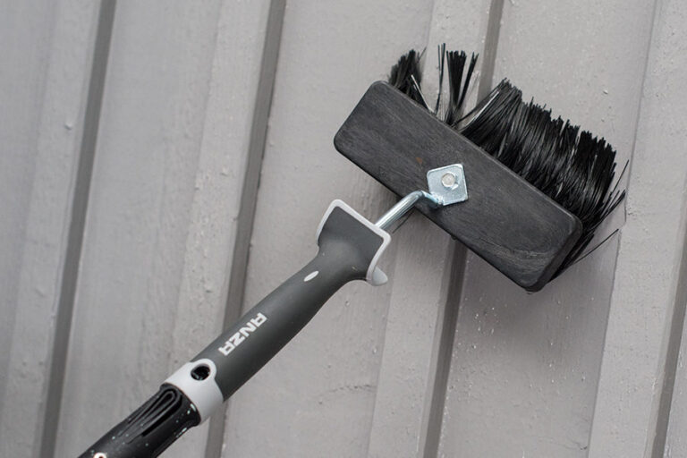 Tvättborste som rengör fasad innan du ska måla hus