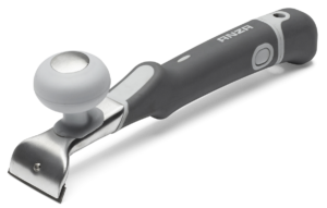 Kaavin, jossa on vasarapää ja jota käytetään julkisivun tai ikkunoiden kaapimiseen.