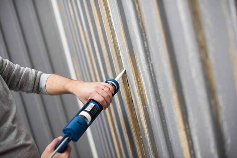 Tätning av springor och sprickor i träet innan du ska måla hus