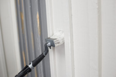 Fasadpensel på förlängningsskaft som målar hus