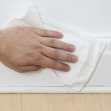 Pyyhi listat kertakäyttöisellä puhdistusaineella.