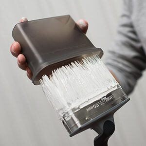 Platinum kulmikas julkisivusivellin säilytyslaatikolla, jota käytetään talojen maalaamiseen