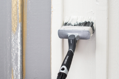 Bred fasadpensel som målar på hus