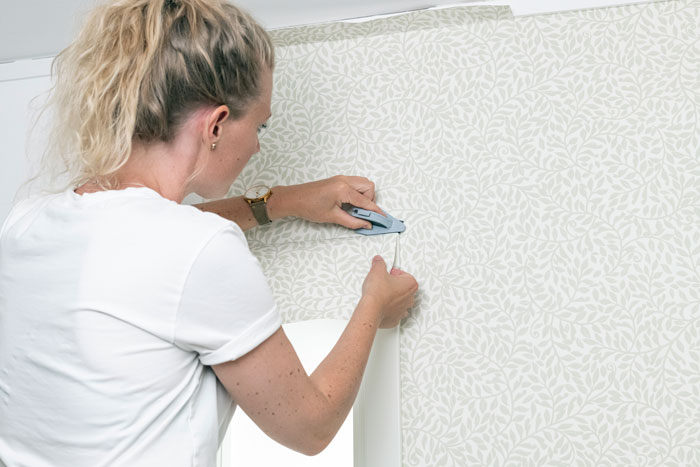 Leikkaa ikkunat tapetoitaessa