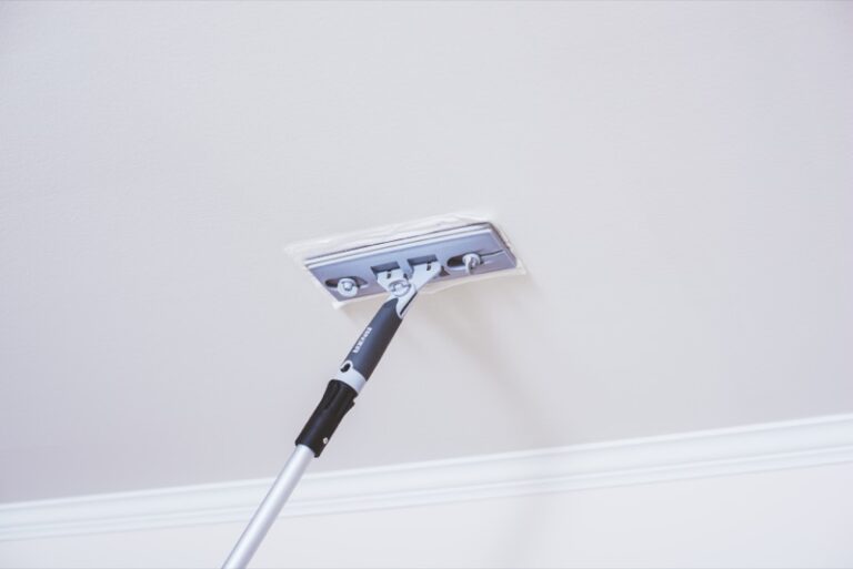 Torka av och tvätta taket innan målning