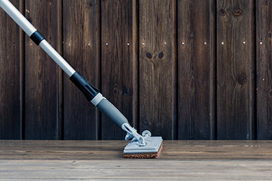 Terassityökalu, jossa on jatkokahva