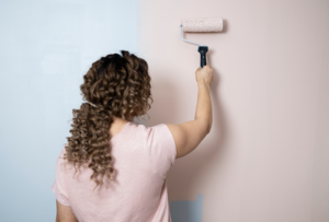 Kvinna rollar en vägg