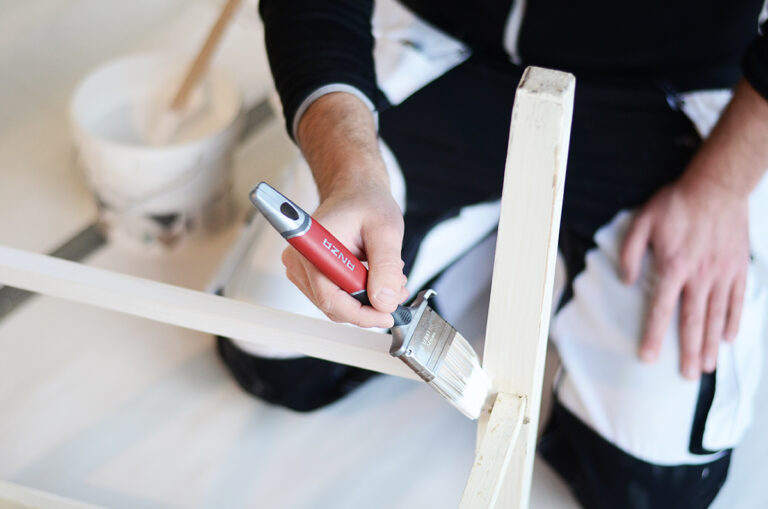 Grundmålning av bord med en lackpensel