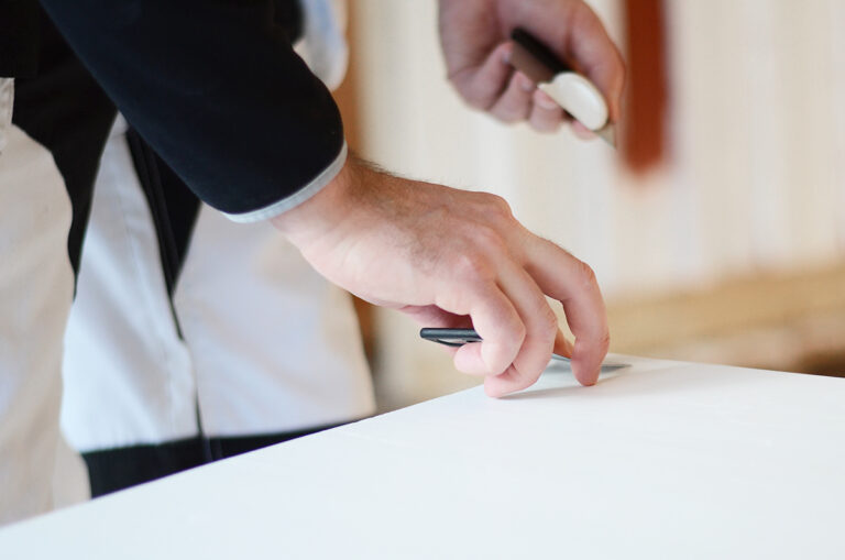 Spackling med japanspackling på ojämnheter i bordet