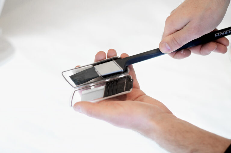 Platinum Precision pensel i sitt fodral som gör att penseln inte torkar ut