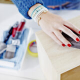 Hiomapaperiin kääritty hiontakorkki helpottaa puusepänteollisuuden ja huonekalujen hiontaa.