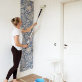 Maria Holm/Trädgårdsgatan 6 käyttää Anza Anlon -rullaa liimaamaan helposti ennen tapetin kiinnittämistä.