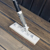 2-in-1 terassityökalu, jossa on levitystyyny, jolla saat tasaisen lopputuloksen terassin käsittelyssä.