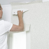 Tapettityökalut kulmien ja listojen kiinnittämiseen