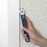 Tapettiveitsi tapettisaumojen katkaisemiseen listojen ja kehysten reunoilta.