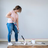 Rullaa maali telaan maalialustan avulla.