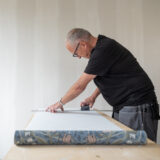 Leikkaa tapetti käyttäen tapetinleikkauspalikkaa ja alumiinista tapettiviivainta.