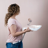 Naisella on Anza-maalialusta, joka on täydellinen seinien ja kattojen maalaamiseen.