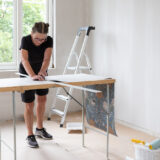 Leikkaa tapetti tapettilohkolla ja alumiinisella tapettiviivoittimella