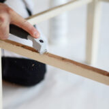 Maalijäämien raaputtaminen pöydiltä ennen maalaamista