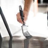 Tikkutuolin istuimen maalaaminen kulmikkaalla Platinum Paint Brush -siveltimellä.