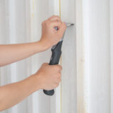 Tehokas ja vahva kaapin vasaralla varustettu kaapinpää vanhan maalin poistamiseen julkisivusta.