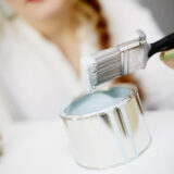 Platinaa maalipurkkiin kastettu sivellin