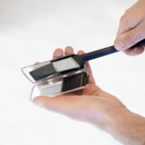 Platinum Precision säilytyslaatikossaan, joka pitää värin kosteana jopa 72 tuntia.