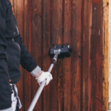 Puujulkisivun puhdistus pesuharjalla ja jatkokahvalla