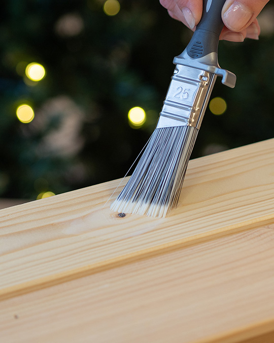 Pensel målar på trälåda