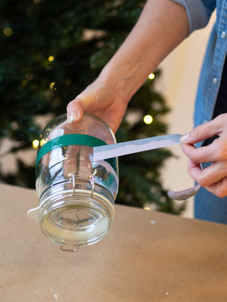 Ta bort maskeringstejp på målad glasburk